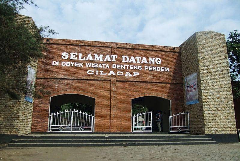 Menggapai Langit di Cilacap: Dion Trevel, Teman Wisata Terbaik